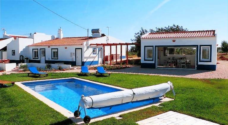 Wonderful farm with pool, grill & garden | Pets allowed in Lagos