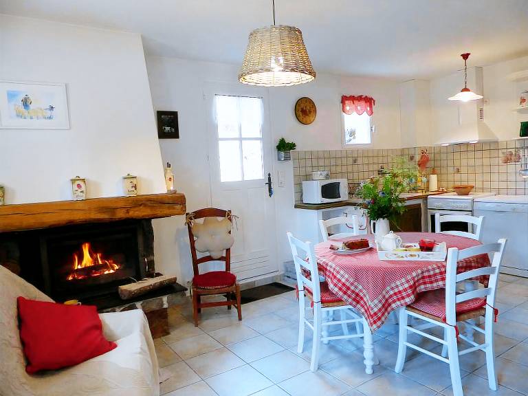 Gite with barbeque & yard — photo 3