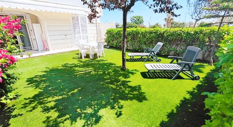 Holiday apartment with yard in Alba Adriatica