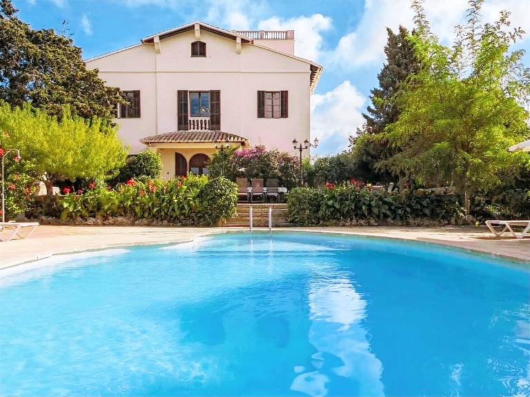 Gro&szlig;es Landhaus mit Schwimmbad in Meeresn&auml;he