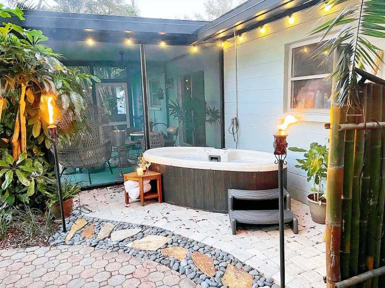Vacation home with hot tub & grill — photo 3