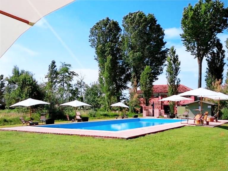 Vacation home with grill, garden & pool — photo 3