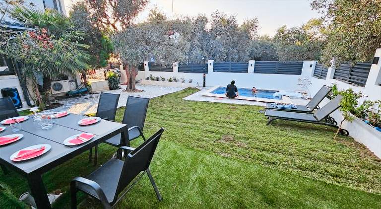 Villa with terrace, barbeque & yard — photo 5