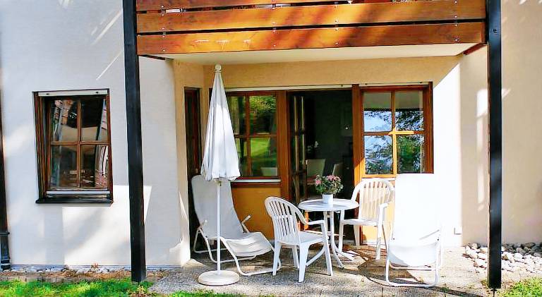 Holiday apartment with patio & garden — photo 4
