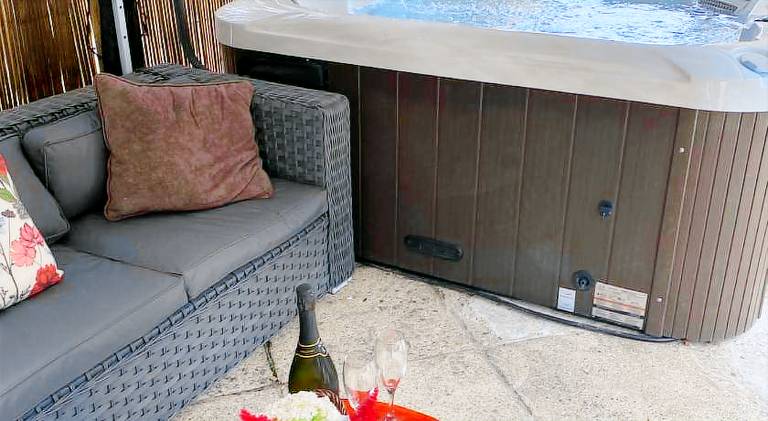 Pet Friendly Family Retreat with Private Hot Tub and Alpacas Dorset UK — photo 3