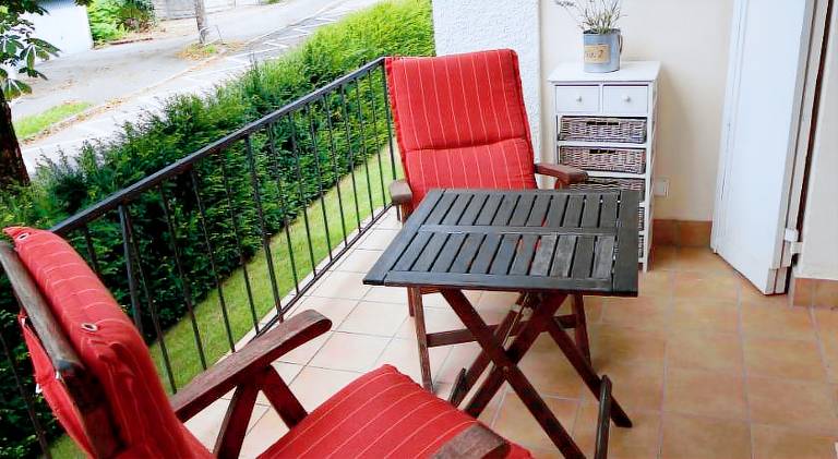 Apartment with yard & terrace — photo 4