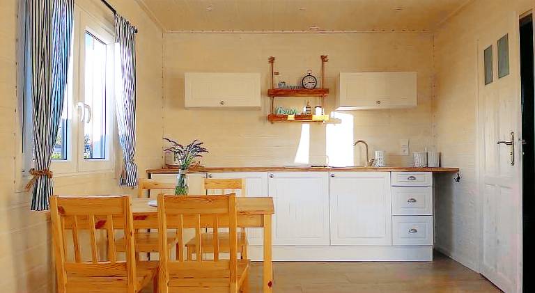 Lodge with barbeque, terrace & garden — photo 5