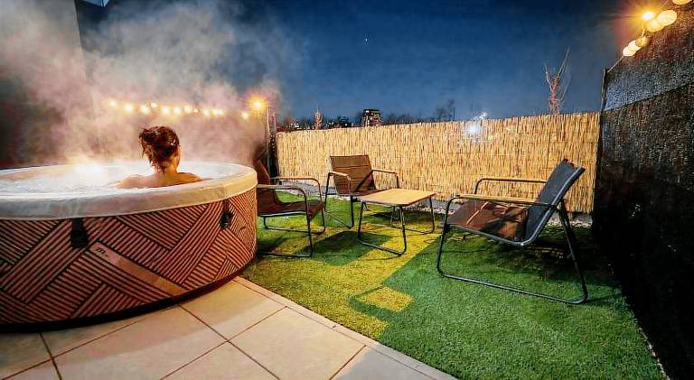 Apartment with hot tub & patio in Prague