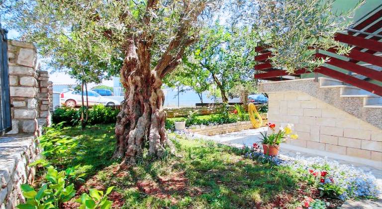 Holiday apartment with patio, grill & garden | Suitable for remote work in Novigrad