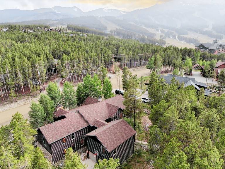 Lodge at Ski Hill: 8BR Lux Peak 8 Lodge, Theater, Hot Tub, Gym & Walk to Ski — photo 2