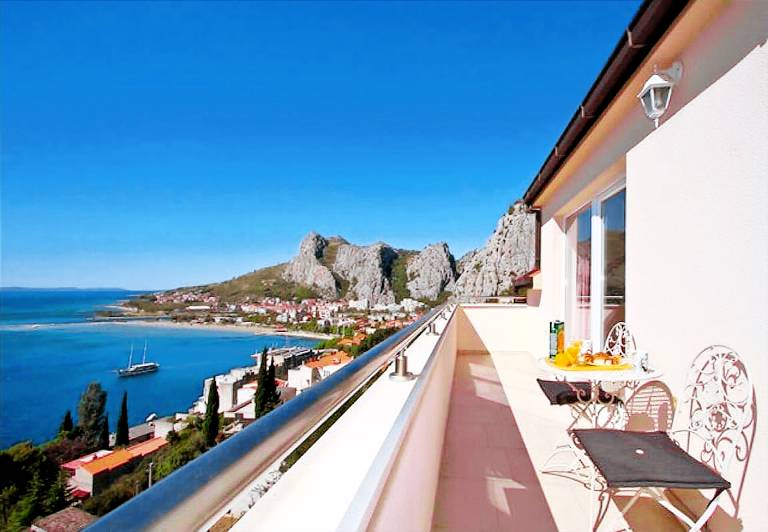 Fully equipped spacious vacation home with private pool & barbeque | Garden view | Beach nearby | Pets are welcome in Omis