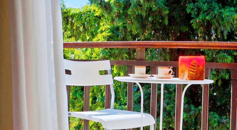 Serviced apartment with garden, patio & pool | Perfect for remote work | Dogs allowed — photo 5