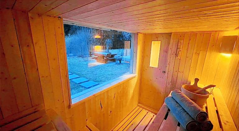Chalet with jacuzzi — photo 5