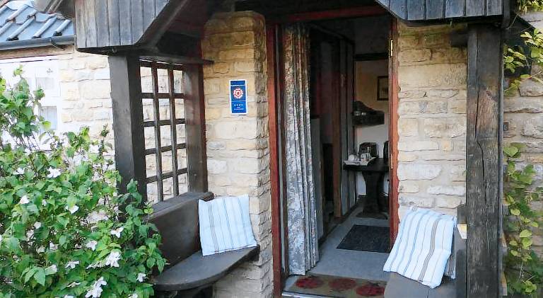 Apartment with yard — photo 4