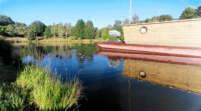 Lovely Boat House with Stunning Sights in Chassenard, Auvergne-Rhône-Alpes — photo 5