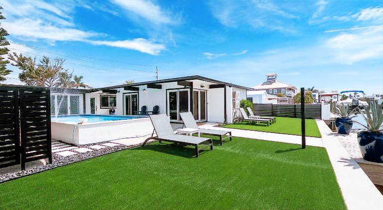 House with pool — photo 3
