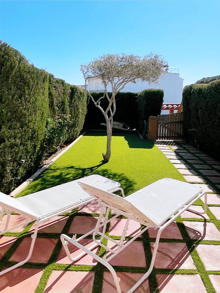 Vacation home with barbecue, patio & yard — photo 2