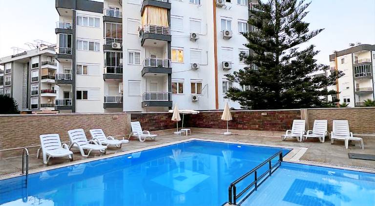 Apartment with yard & pool — photo 5