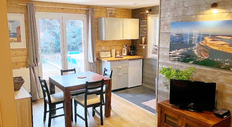 Apartment with patio, garden & barbeque — photo 3