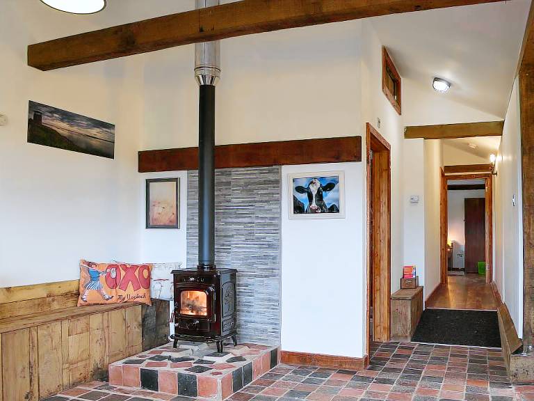Cottage with garden — photo 2
