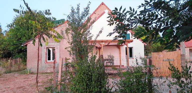 Country House 'Le Gîte De La Ferme Davitali' with Private Terrace, Private Garden and Wi-Fi in Montlucon