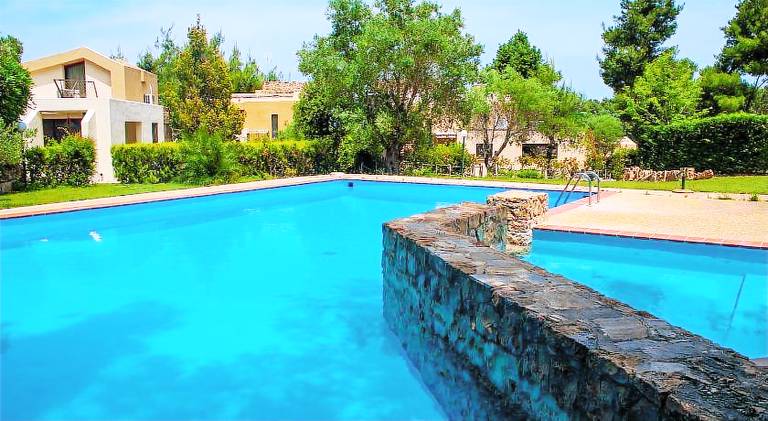 Villa with pool, patio & garden — photo 4
