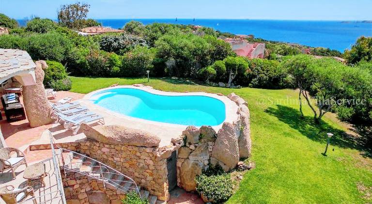 Villa with garden, private pool & terrace | Close to the beach | Pets are welcome in Arzachena