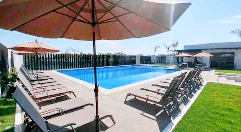 House with pool — photo 3