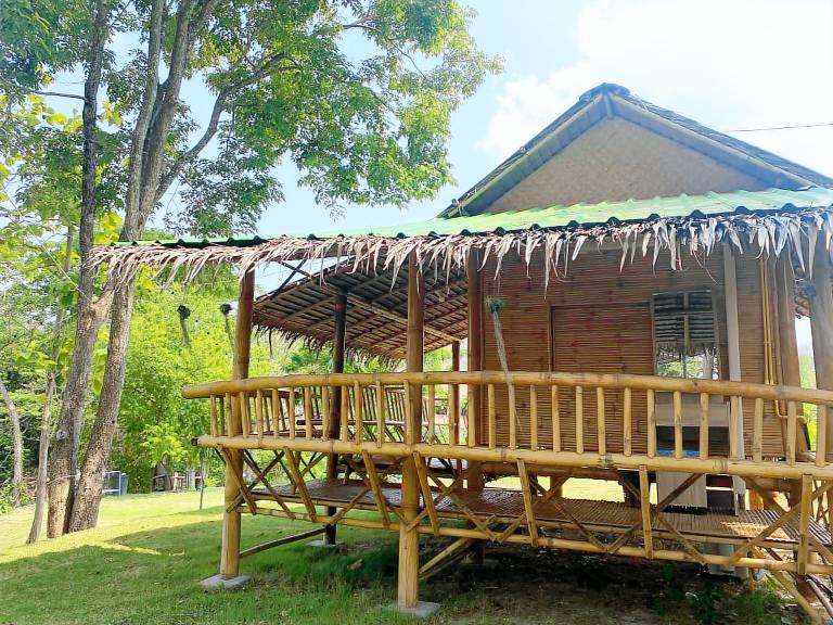 Bungalow with yard in Phetchaburi