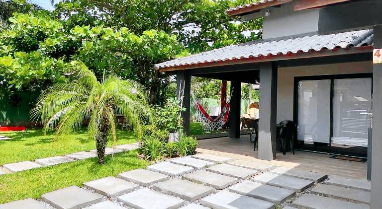 Holiday apartment with barbeque & yard — photo 4