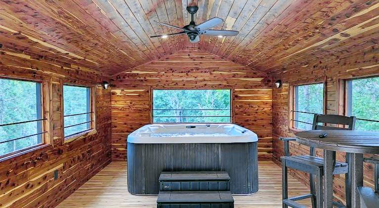 Vacation home with jacuzzi | Dogs allowed — photo 2