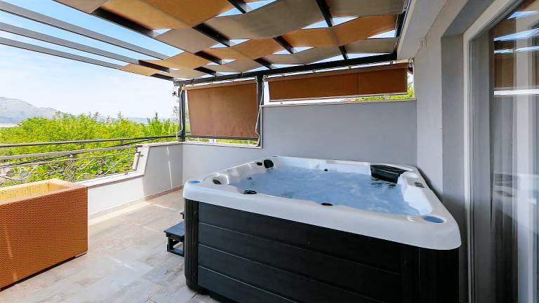 Villa with garden, grill & hot tub — photo 2