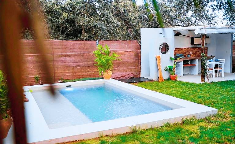 Villa with pool, barbecue & yard — photo 3