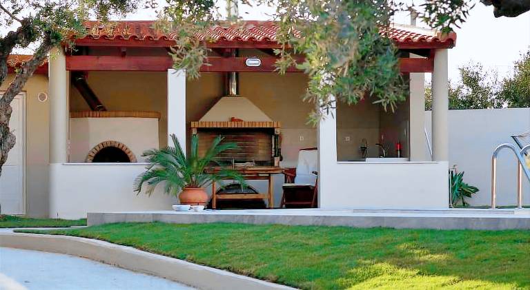 Villa with barbeque, patio & private pool — photo 3