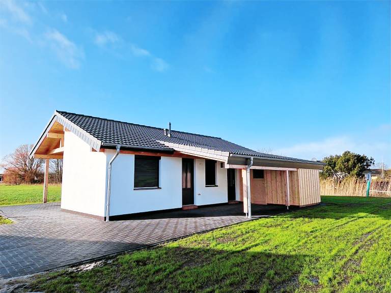 Vacation home with terrace, grill & yard in Butjadingen