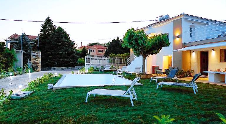 Beautiful serviced apartment with patio, barbeque & yard | Pets are welcome — photo 3