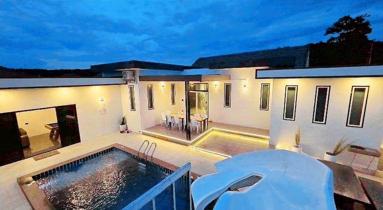 Villa with private pool & patio in Sattahip