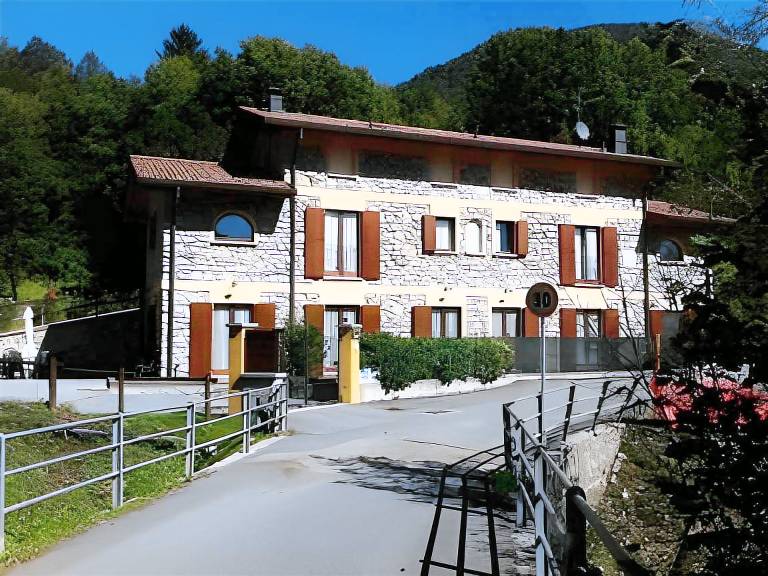 Farm with terrace & yard | Dogs allowed in Centro Valle Intelvi