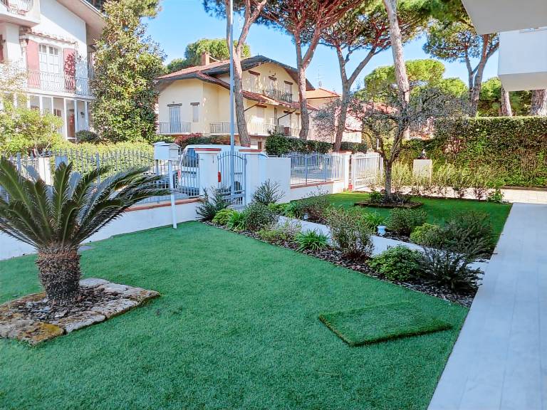 Apartment with garden | Garden view — photo 3