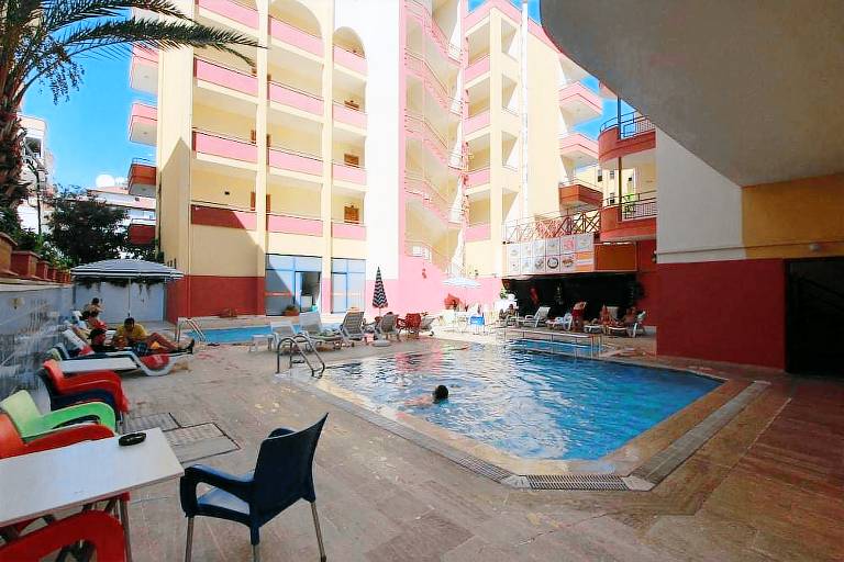 Serviced apartment with terrace, pool & yard — photo 3