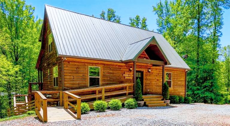 House with jacuzzi in Dahlonega, GA