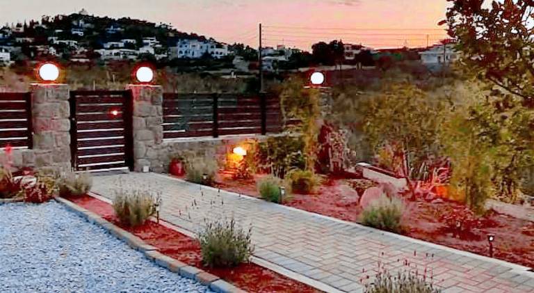 Holiday apartment with terrace & yard in Aegina