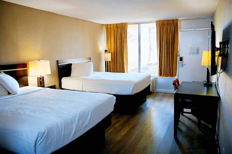 Heritage Inn & Suites — photo 4