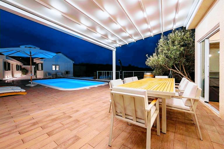Pleasant villa with pool, barbeque & yard | Pool view | Pets allowed — photo 3