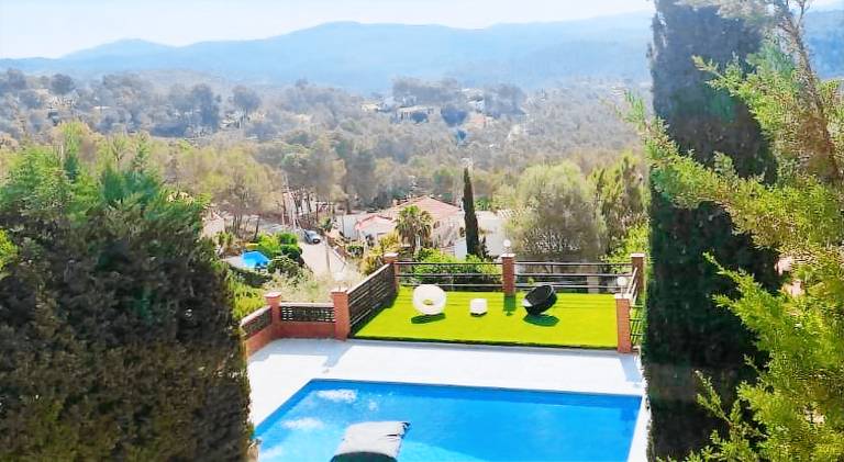 Villa with terrace, yard & grill in Vilafranca del Penedes