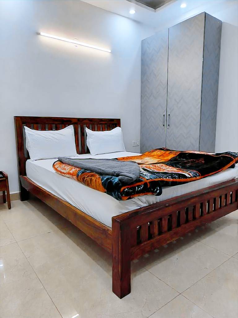Apartment Sainik Farm