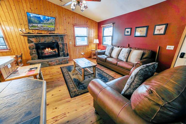 Child-friendly cabin with private pool & patio | Pet-friendly — photo 2