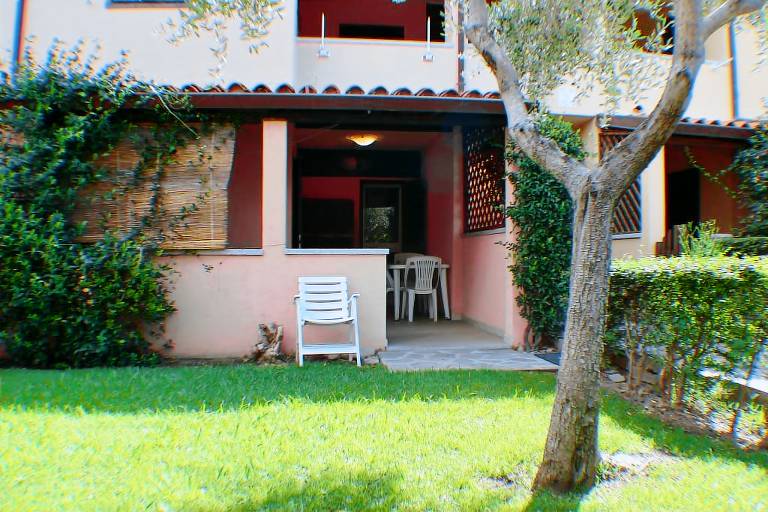Holiday apartment with yard | Garden view — photo 2
