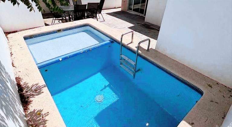 House with pool — photo 3