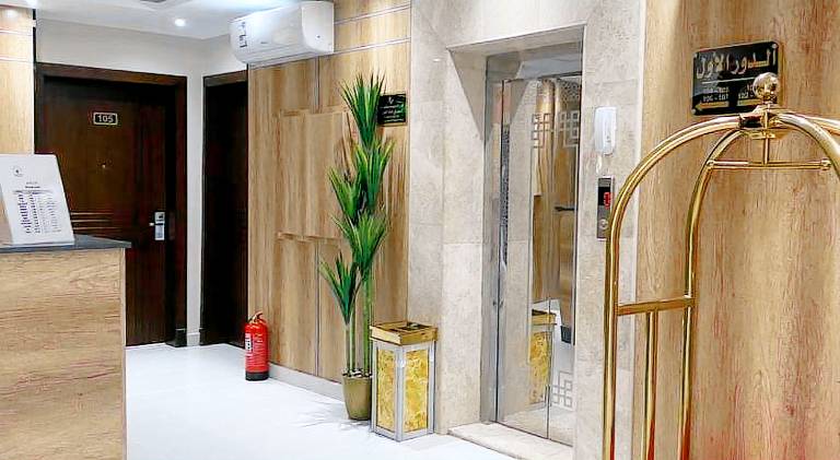 Serviced apartment with yard & patio — photo 4